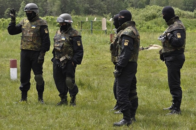 АТО: Батальон 'Донбасс' уничтожил два КамАЗа террористов, следовавших в Иловайск