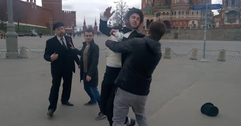 Появилось забавное видео драки Пушкина с Лениным в Москве