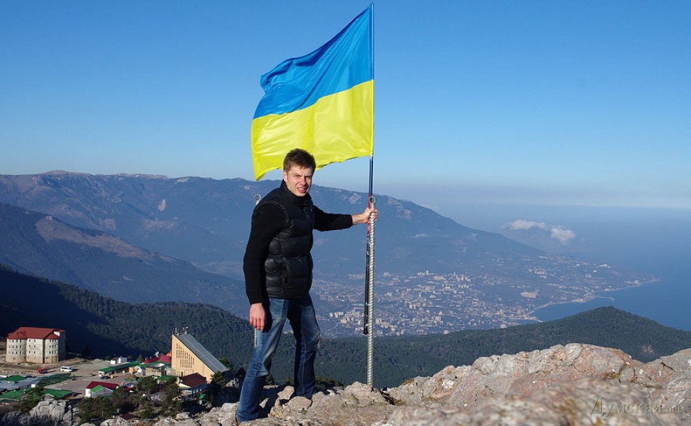 Одесский депутат Алексей Гончаренко водрузил украинский флаг на Ай-Петри