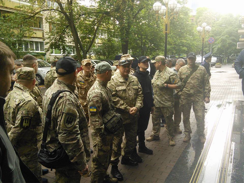 Фотофакт: Ветераны АТО с 51 омбр заблокировали вход в ГПУ
