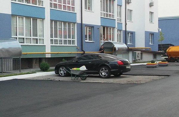 Фотофакт: В Киеве коммунальщики заасфальтировали дорогу в обход Bentley
