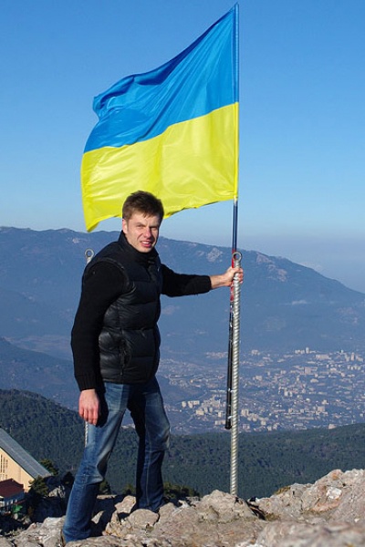Алексей Гончаренко в День государственного флага установил флаг Украины на горе Ай-Петри