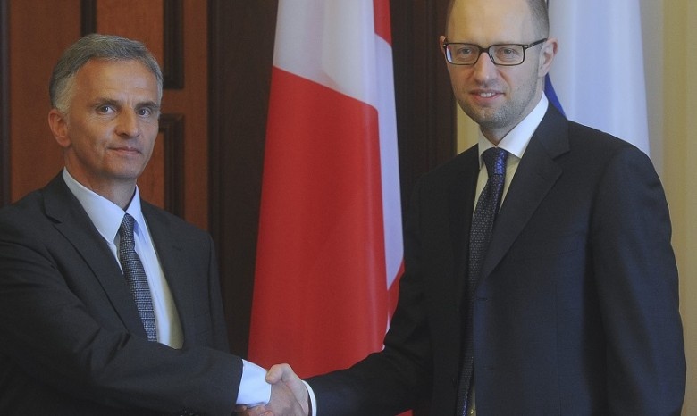 Арсений Яценюк встретил президента Швейцарии с датским флагом
