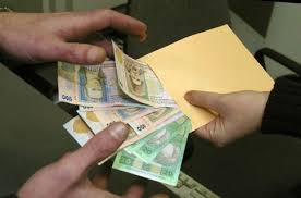 Опрос: Больше половины украинцев получает зарплату в конвертах