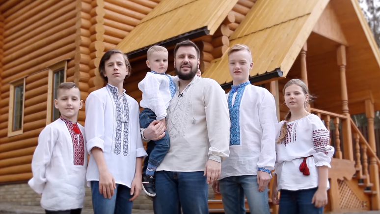 Александр Клименко поздравил украинцев с Пасхой трогательным видеороликом