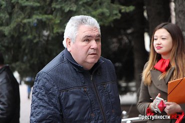 В Николаеве депутат горсовета Валерий Положенко уложил асфальт в лужи