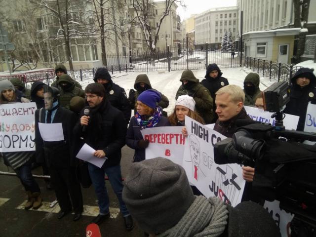 Под АПУ принесли памятник Порошенко-лжецу