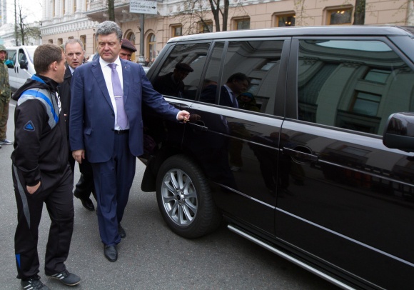 Скандальчик: Тимошенко с Порошенко ездят с кортежем и нарушают ПДД