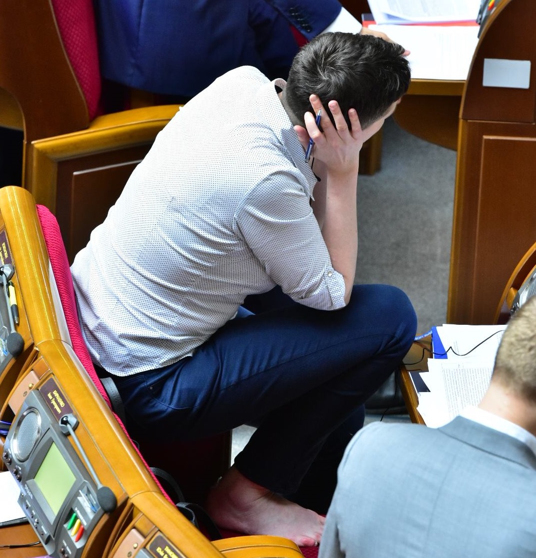 Фотофакт: Савченко сидит босая во время заседания Верховной Рады