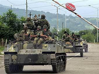 Об этом говорят: К границе Украины движутся около 70 российских БТРов, прибыл эшелон с танками