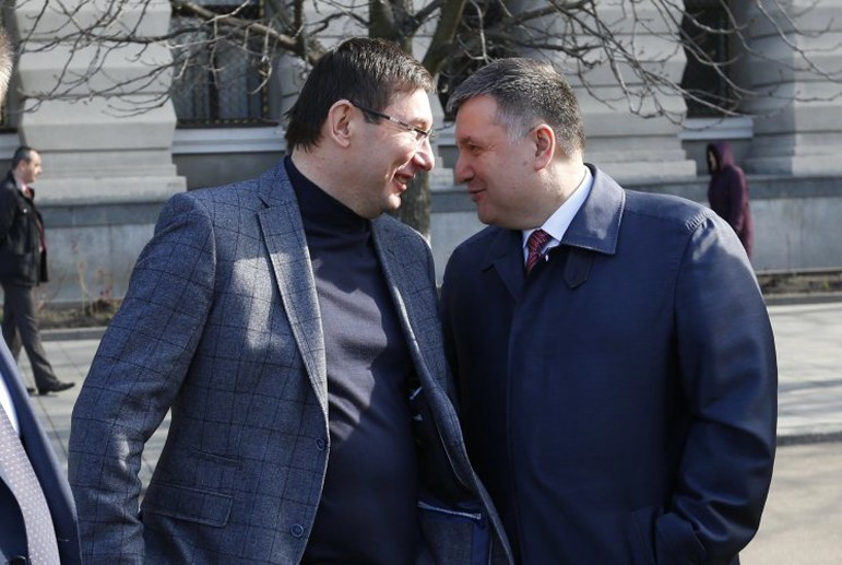 Куда делись деньги Януковича?