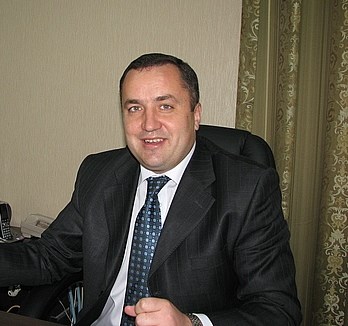 Экс-прокурор Сергей Банах спрятался от люстрации в шикарном доме, записанном на отца, и принялся делать карьеру в местном вузе