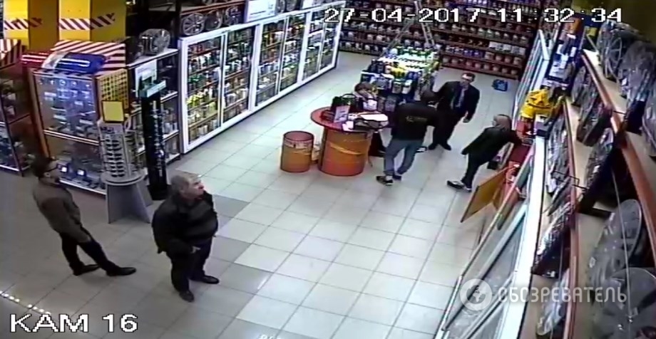 Никого не выпускают: в Киеве неизвестные захватили два магазина