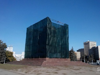 Регионы: В Харькове начали восстанавливать постамент памятника Ленину