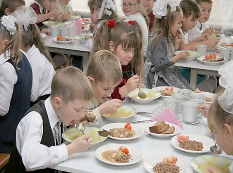 Кабмин отменил бесплатное питание для младшеклассников в школах