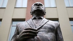 Видео дня: В Москве под гимн Российской империи открыли памятник еще живому Жириновскому
