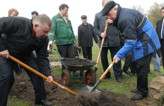 Николай Азаров дал поручение обеспечить украинцев лопатами и другим инвентарем для уборки мусора в стране