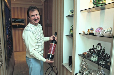 Александру Попову на День рождения подарят гуцульское покрывало и бутылку алкоголя