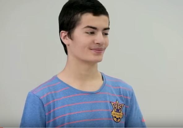 "Реабилитация": сын Порошенко пришел на мамину "теле-гимнастику" в патриотической футболке