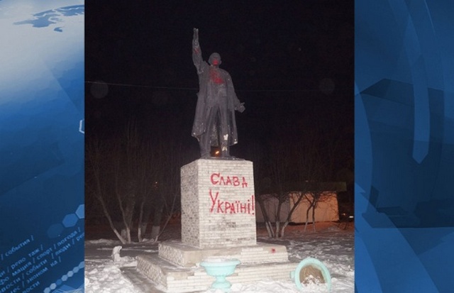 В России памятник Ленину облили краской и написали 'Слава Украине'