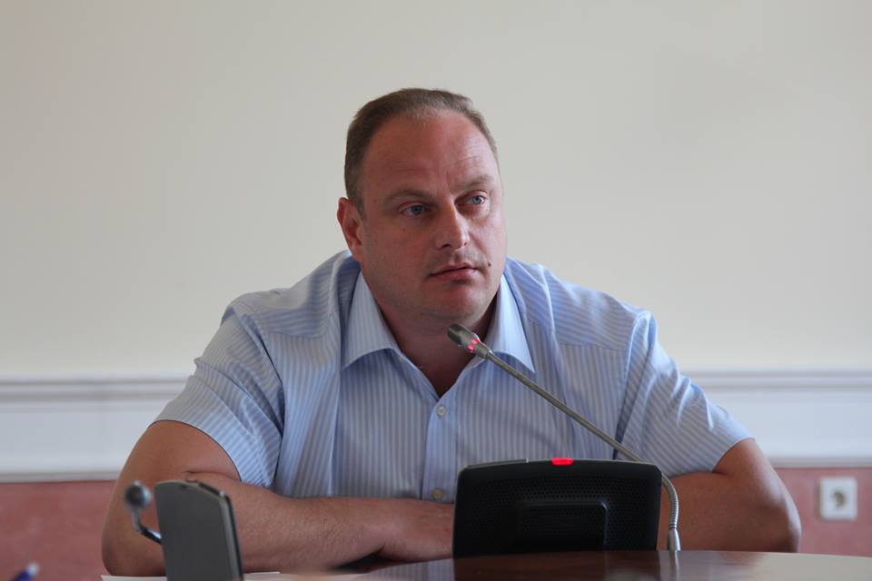 Фотофакт: депутат Киевсовета Александр Бродский подкупает избирателей картошкой