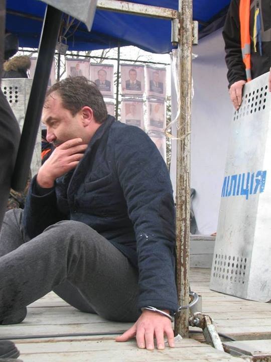 Губернатора Волыни Александра Башкаленко приковали к сцене Майдана