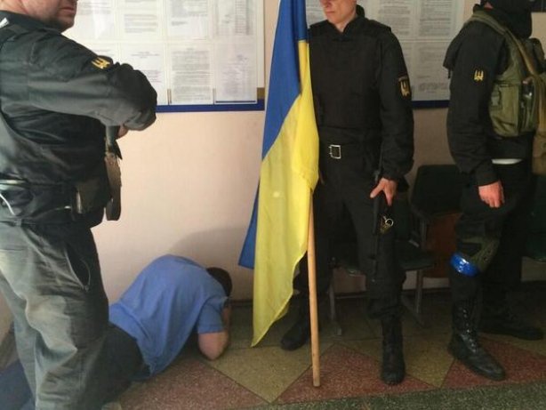 Регионы: Батальон 'Донбасс' освободил РОВД в Великой Новоселке от продажной милиции