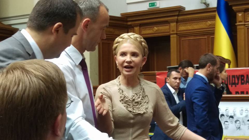 Фотофакт: Тимошенко снова заплела косу и вышла на «тропу войны»