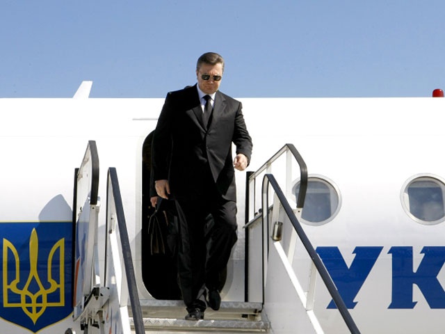 Янукович полетел в Москву на самолете Рината Ахметова