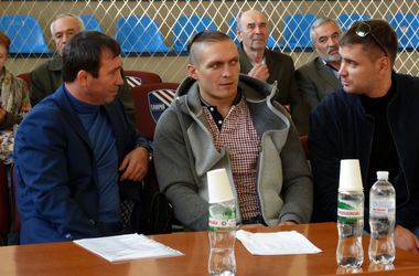 Фотофакт: Александр Усик вместе с сепаратистами открыл боксерский турнир в Крыму