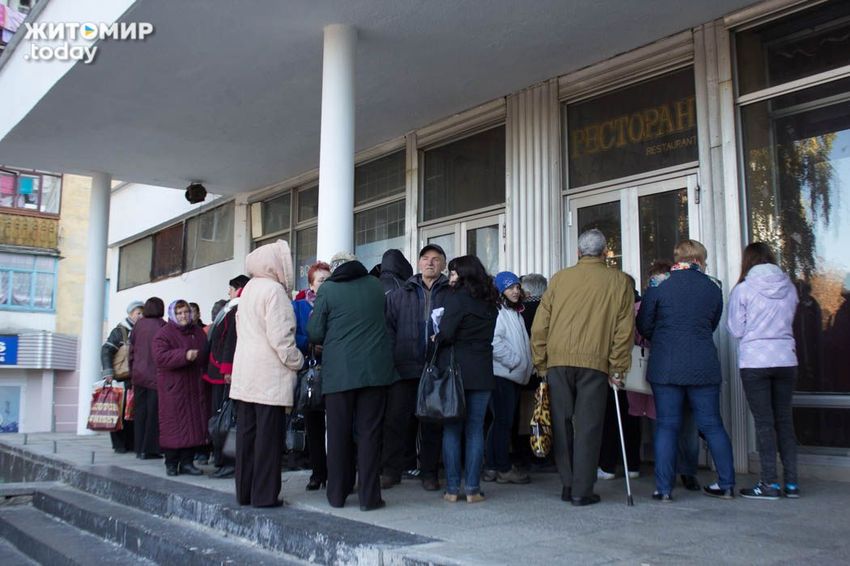 Выборы приближаются: В центре Житомира раздают шапки и мыло