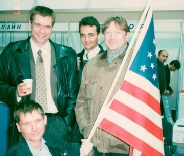 Фотофакт: В лихих 90-х Олег Царев любил Америку