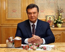 Виктор Янукович поздравил католиков с Пасхой