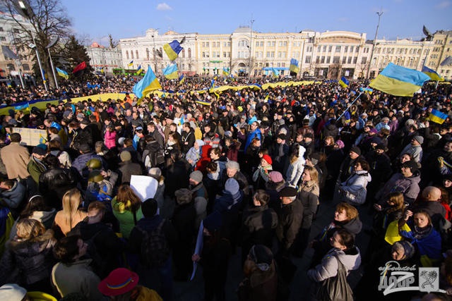Регионы: На антивоенный митинг вышли тысячи харьковчан