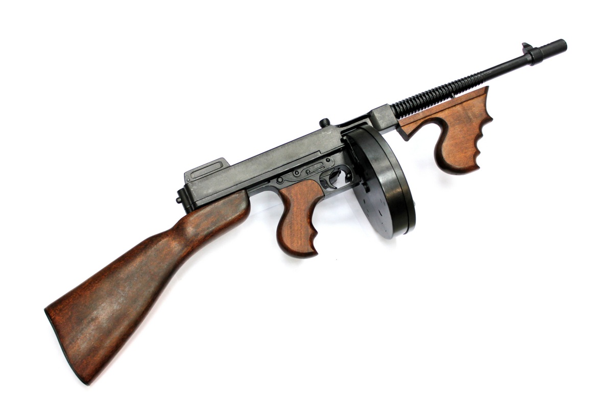 Полторак подарил Яценюку "гангстерский" пистолет-пулемет
