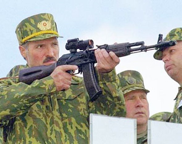 Александр Лукашенко велел армии готовиться к войне с агрессором