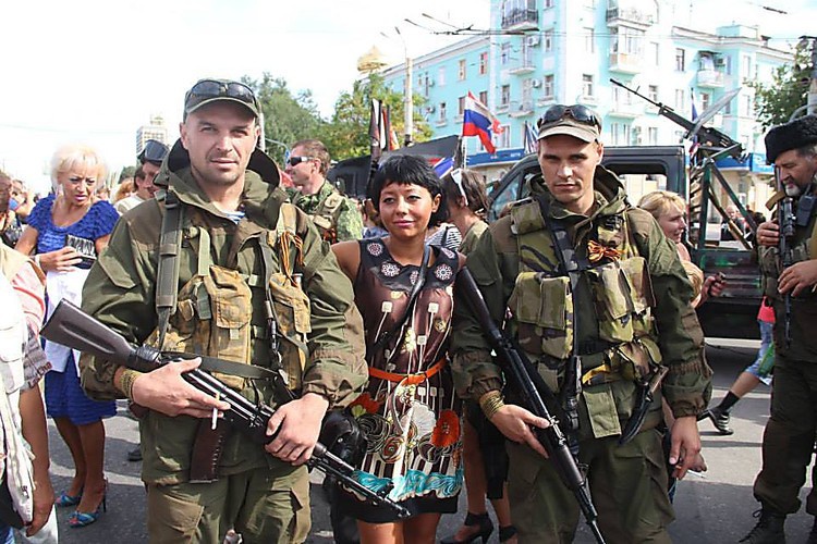 Фотофакт: Луганчане устроили пир во время войны, отметив День города под флагами РФ в обнимку с террористами
