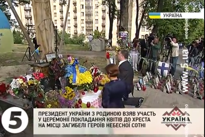 Петр Порошенко встал на колени перед Героями Небесной Сотни