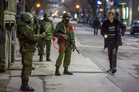 Об этом говорят: 'боевики' в Крыму занимаются мародерством - награбленное в украинских воинских частях продают