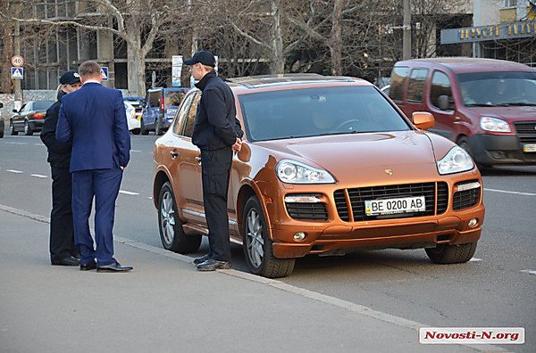 В Николаеве патрульные заставили перепарковаться депутата от пропрезидентской партии Барну, нарушившего ПДД