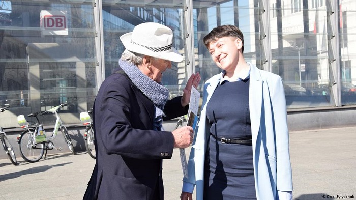 Надежда Савченко покрасовалась на каблуках в пятизвездочном отеле Берлина