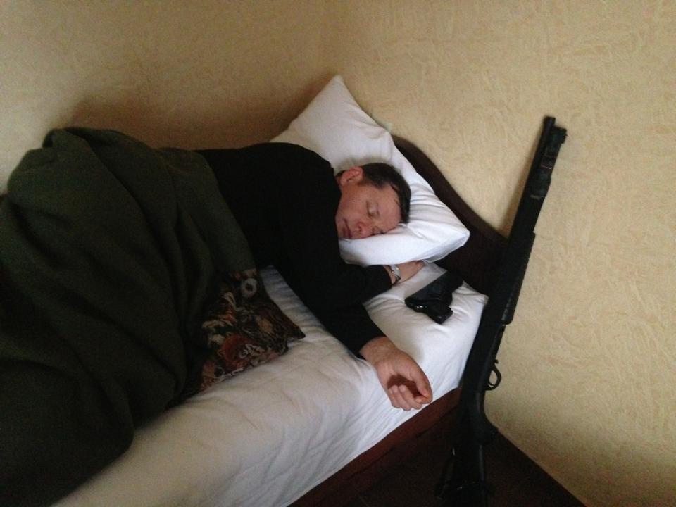 Фотофакт: Олег Ляшко держит под подушкой оружие