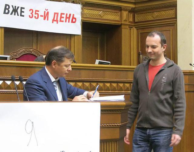Фотофакт: Егор Соболев в Раде заставил Ляшко подписаться за отставку генпрокурора Яремы