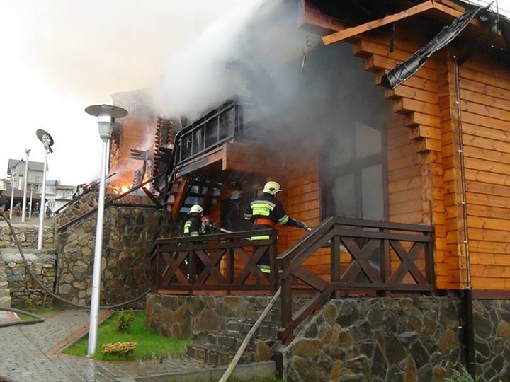 Фотофакт: В Карпатах сгорела деревянная гостиница Александра Януковича