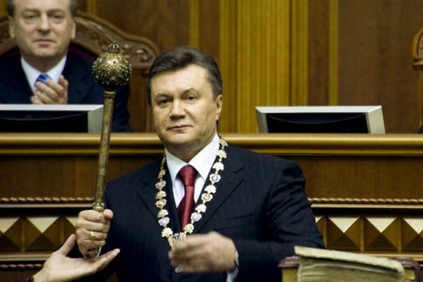 Спустя полтора года после победы Майдана Виктора Януковича таки лишили звания президента Украины