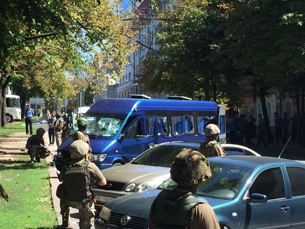 Харьков: Неизвестные в балаклавах напали на охрану и подожгли офис Михаила Добкина