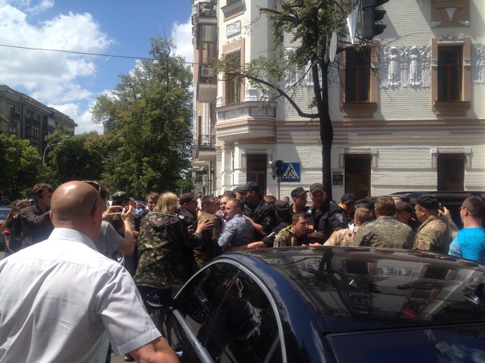 Фотофакт: Сергея Пашинского силой затолкали в Парламент