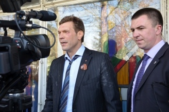 В Николаеве избили и закидали яйцами кандидата в президенты Олега Царева