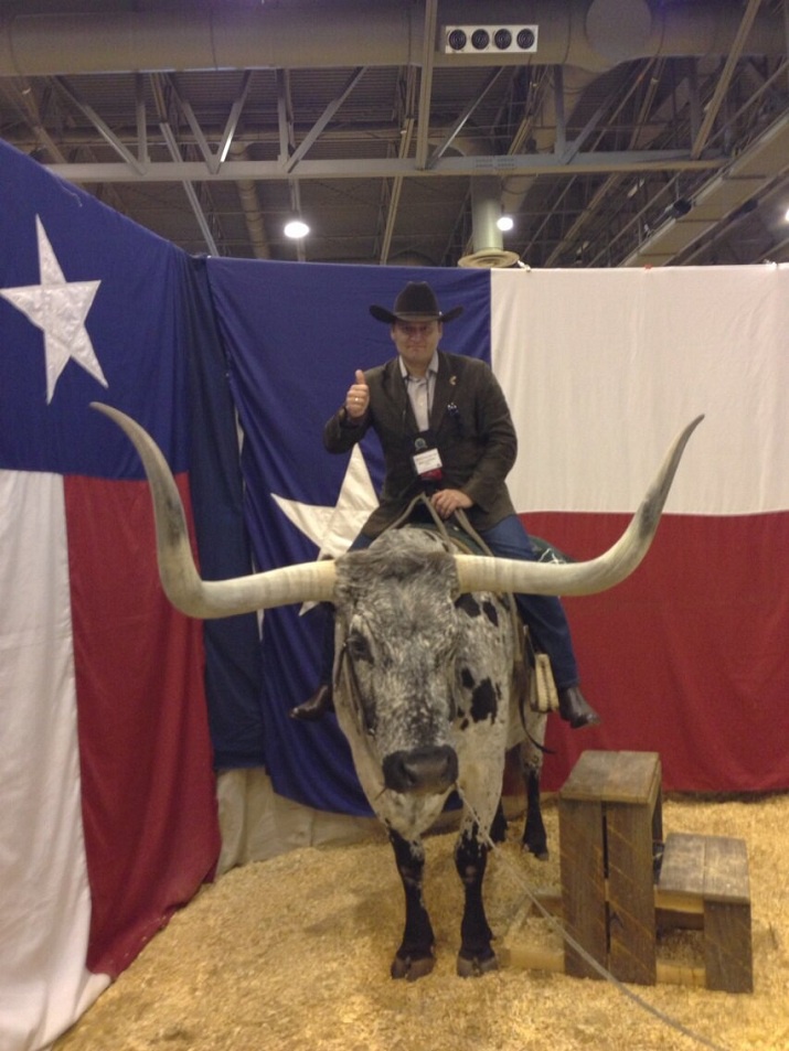 Михаил Добкин в Техасе оседлал быка