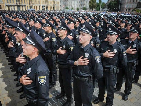 Кабмин установил рядовым полицейским оклад в 400 гривен